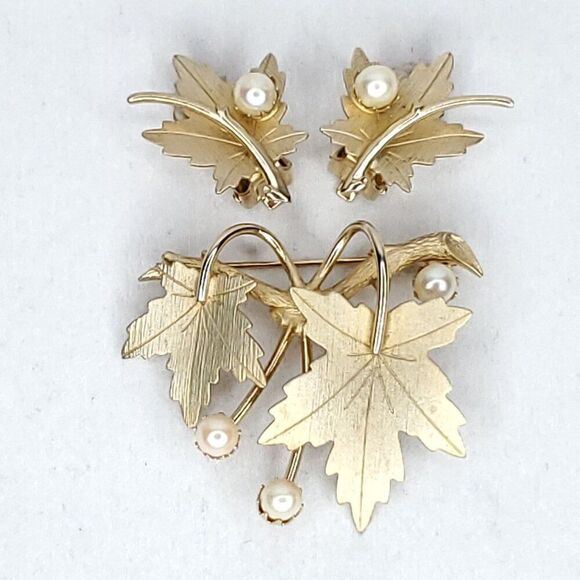 Vintage Sarah Coventry Maple Leaf Faux Pearl Earrings Brooch Goldtone - Picture 5 of 5